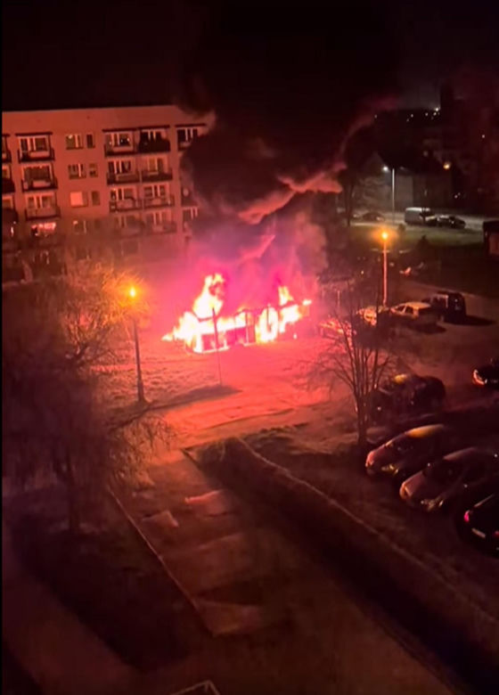 W Czeladzi grasował seryjny podpalacz. Spłonęło 11 wiat śmietnikowych. W sprawie zatrzymano 38-latka