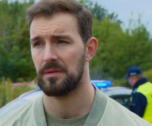 Barwy szczęścia, odc. 2697: Marcin Kodur (Oskar Stoczyński) na miejscu zabójstwa Prota