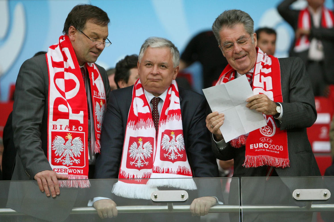 Lech Kaczyński i Jarosław Kaczyński na sportowych zdjęciach