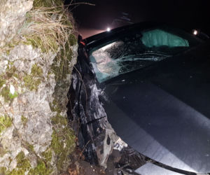 Przesadził z prędkością i roztrzaskał Mercedesa-AMG o skałę - ZDJĘCIA