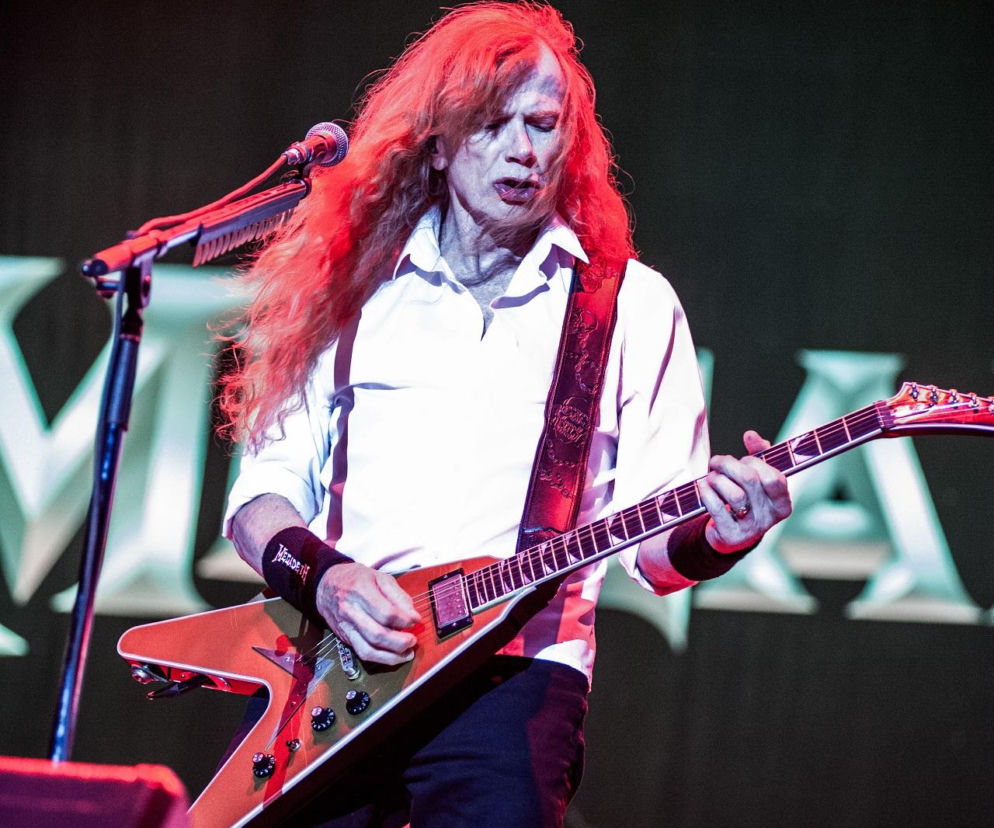 Lider Megadeth Dave Mustaine gra na gitarze elektrycznej podczas koncertu. O nowościach zespołu przeczytasz na EskaRock.