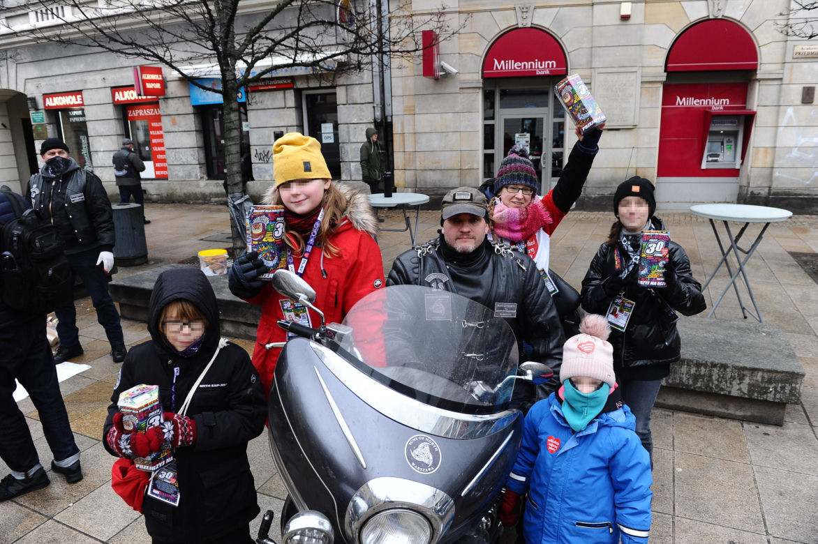 30. Finał WOŚP w Warszawie. Wolontariusze kwestują na ulicach, nie pokonała ich wichura