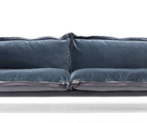 Niebieska sofa do salonu w stylu nowoczesnym