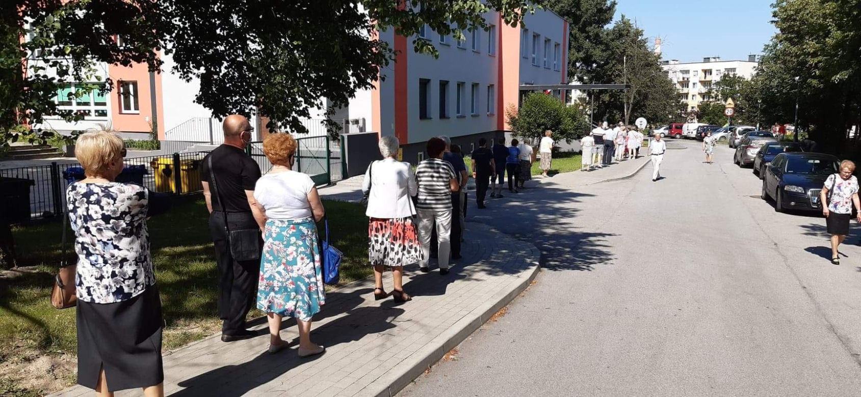 Kolejka do lokalu wyborczego w Kielcach