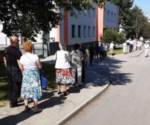 Kolejka do lokalu wyborczego w Kielcach