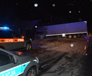 Podkarpacie: Tir wjechał w budynek mieszkalny