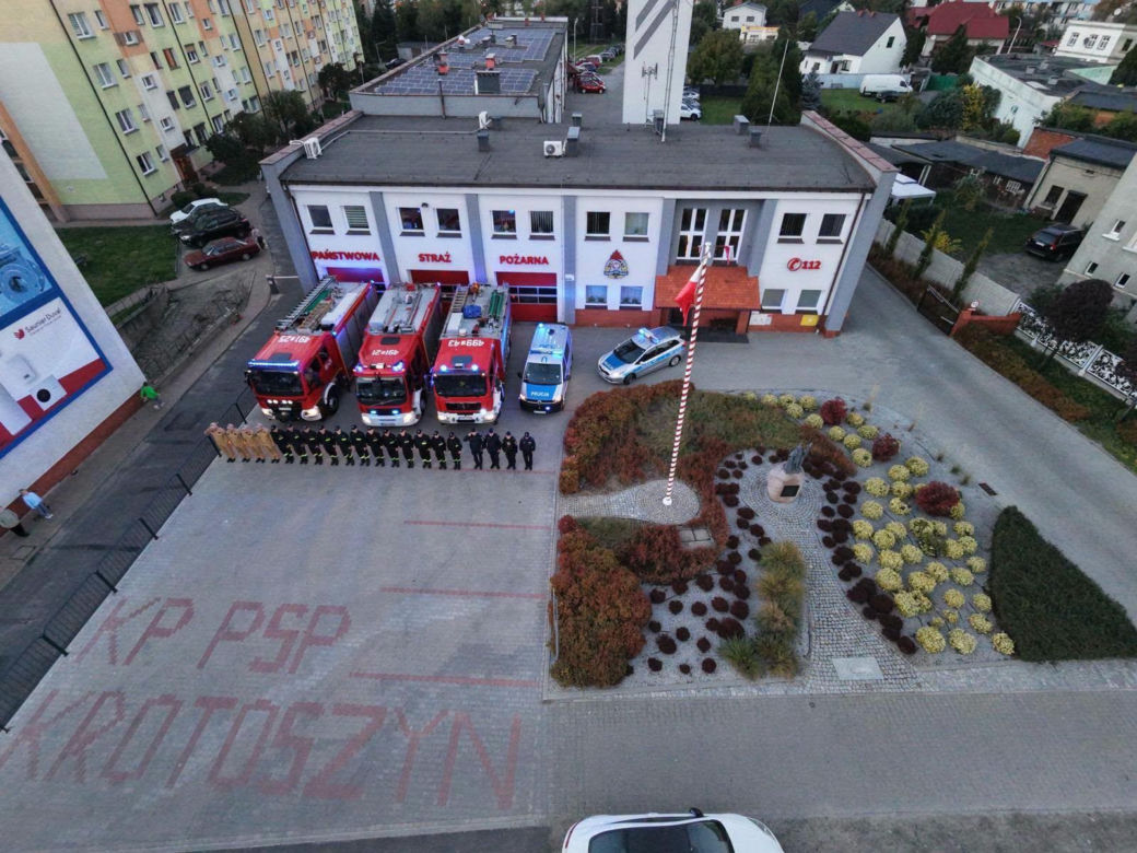 Strażackie syreny zawyły dla poległych kolegów. Żegna ich cała Polska