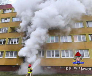 Tragiczny pożar w bloku na Dolnym Śląsku. Służby walczyły z ogniem, jest ofiara śmiertelna