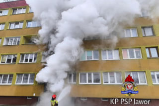 Tragiczny pożar w bloku na Dolnym Śląsku. Służby walczyły z ogniem, jest ofiara śmiertelna
