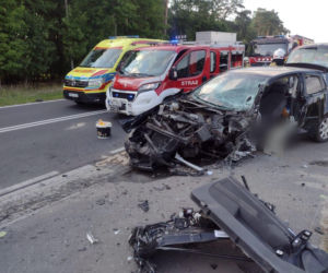 Wjechała na przeciwległy pas. 77-letni kierowca zginął po czołowym zderzeniu