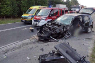 Wjechała na przeciwległy pas. 77-letni kierowca zginął po czołowym zderzeniu