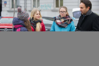 Na Wspólnej odc. 2259. Tosia (Julia Lewenfisz-Górka), Kornacki (Łukasz Matecki), Zosia (Malwina Dubowska), Basia (Daria Burakowska)