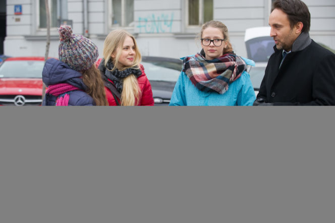 Na Wspólnej odc. 2259. Tosia (Julia Lewenfisz-Górka), Kornacki (Łukasz Matecki), Zosia (Malwina Dubowska), Basia (Daria Burakowska)
