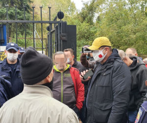 Policja przed stadionem Skry. Siłowe przejęcie