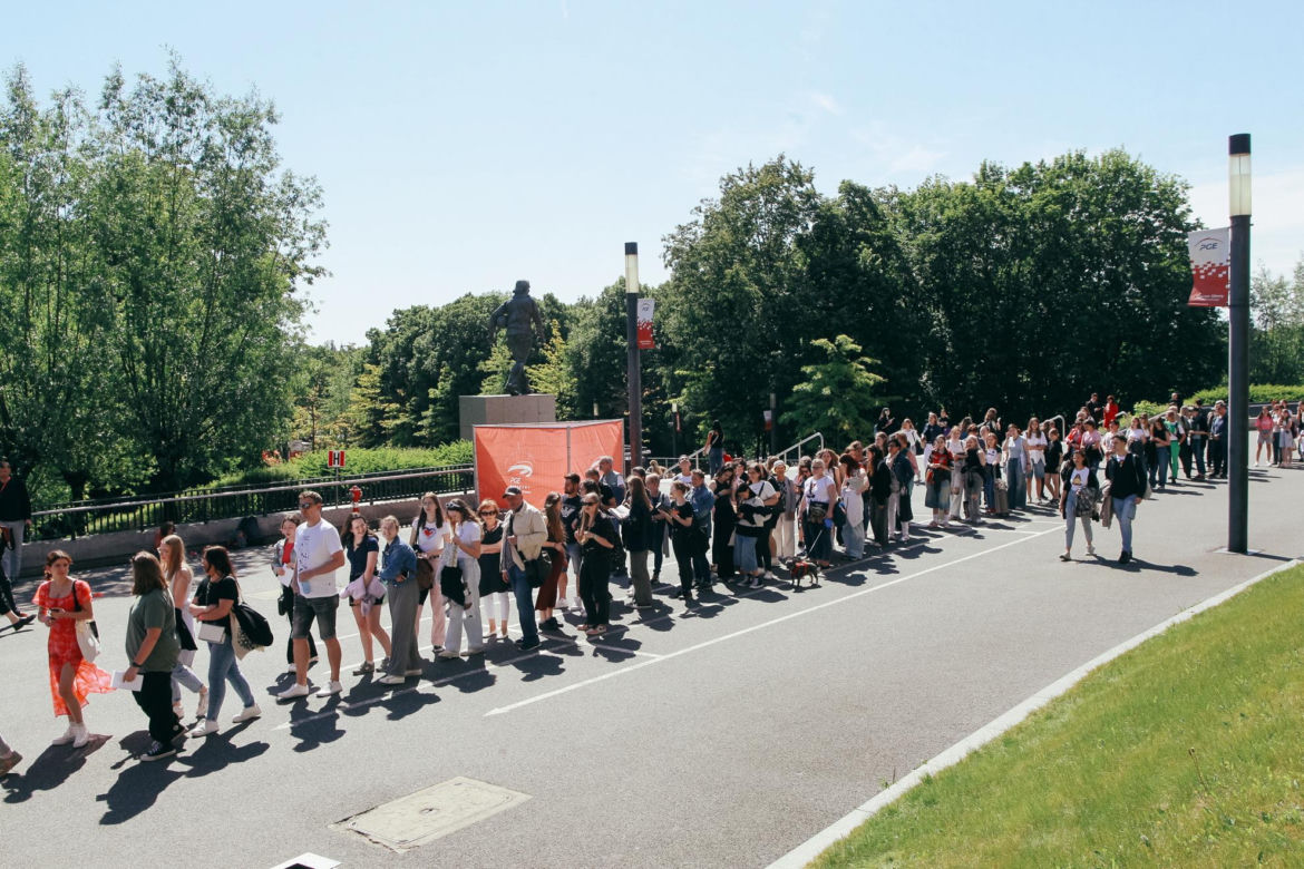 Targi Książki i Mediów VIVELO 2024 ściągnęły tłumy na PGE Narodowy. Mróz, Bonda i Hołownia oblegani przez fanów. Działo się! 