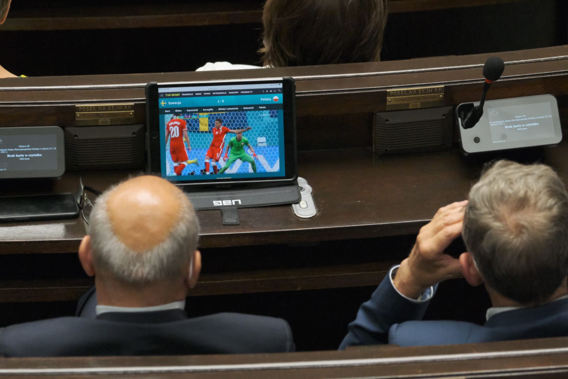 Podczas posiedzenia Sejmu posłowie oglądali mecz Polska - Szwecja