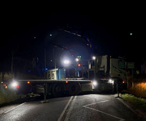 Cysterna przewróciła się na krajowej szesnastce