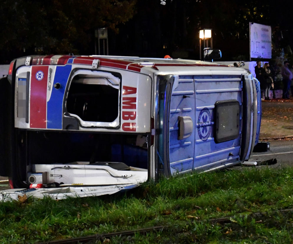 W karetkę pogotowia huknęły dwa auta. Policja na miejscu pojawiła się po 10 godzinach!