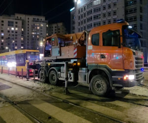 Wykolejenie tramwaju linii nr 28 na rondzie Zgrupowania AK Radosław w kierunku dworca Gdańskiego