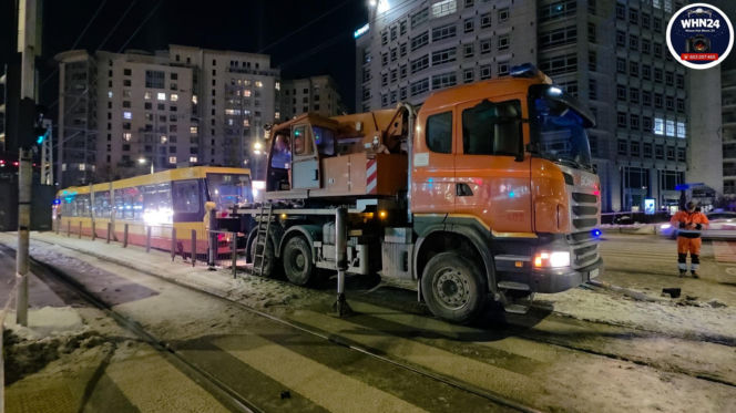 Wykolejenie tramwaju linii nr 28 na rondzie Zgrupowania AK "Radosław" w kierunku dworca Gdańskiego