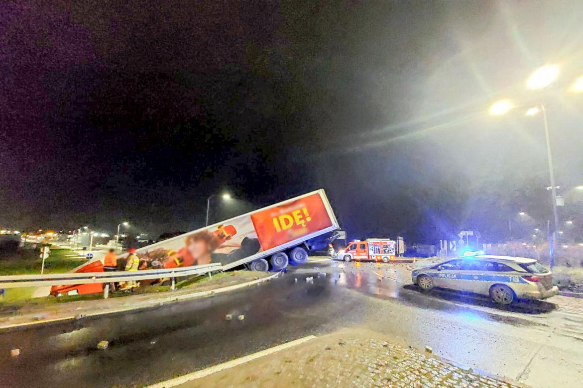 Ciężarówka wjechała do tunelu. Na rondzie kierowcy zakręciło się w głowie