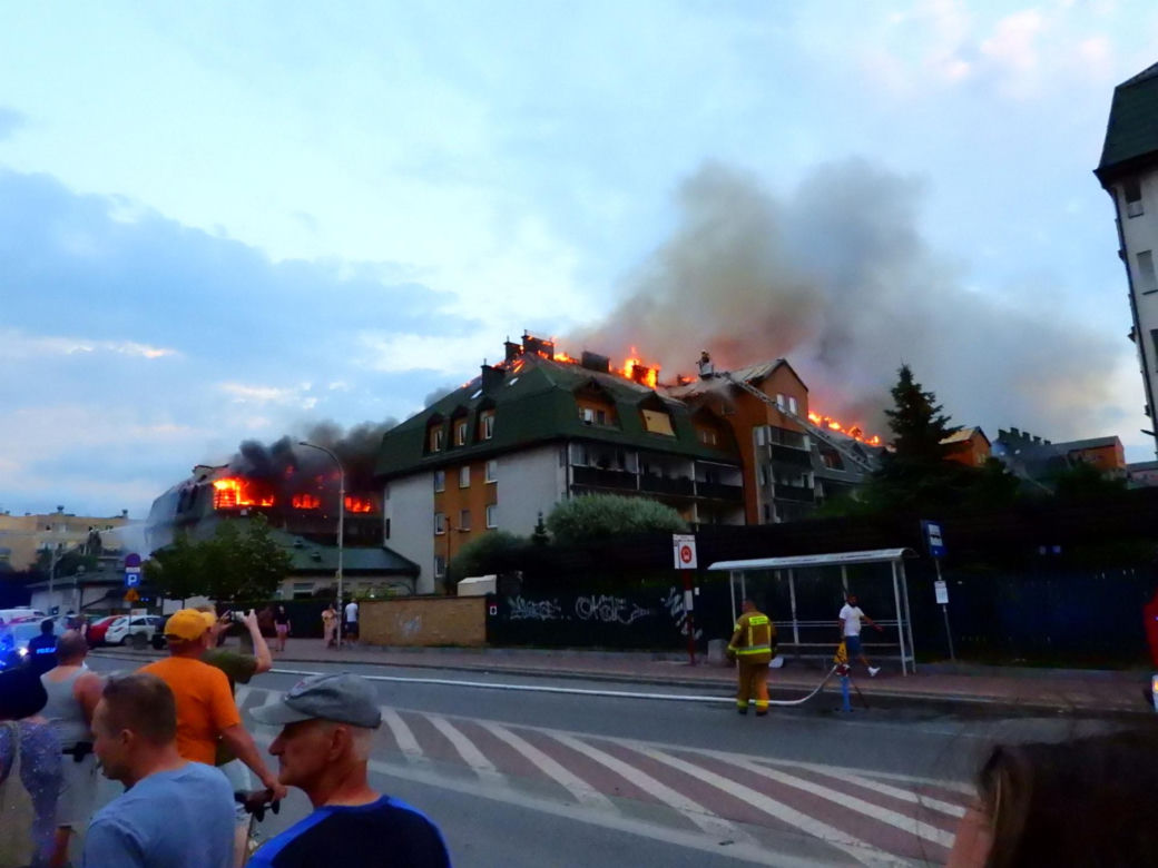 Pożar bloku w Ząbkach. Przerażające zdjęcia z miejsca tragedii