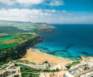 Malta chce odbudowywać plaże piaskiem spod morza. Szuka bardziej zrównoważonego sposobu na walkę z erozją