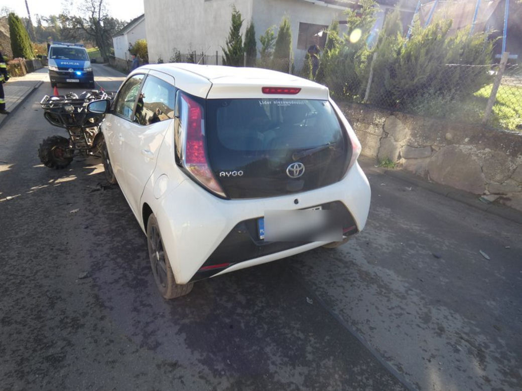 Koszmarny wypadek pod Kościerzyną! 12-latek huknął w toyotę. Dziecko zabrał śmigłowiec [ZDJĘCIA]
