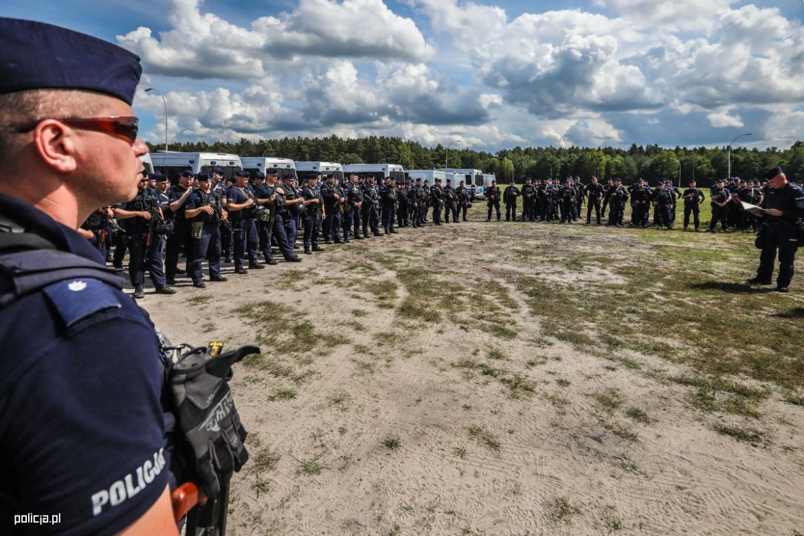 Policjanci z Rzeszowa jak z filmu Patryka Vegi. Zobaczcie zdjęcia z poligonu 
