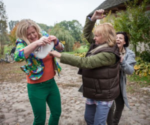 To nie koniec świata odcinek 11. Halina (Dorota Pomykała), Irmina (Dorota Kolak), Mirella (Anna Wojton)