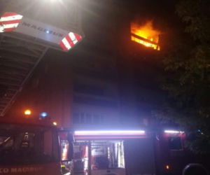 Kraków. Pożar w bloku na ul. Jasińskiego. Ewakuowano 10 osób [ZDJĘCIA]