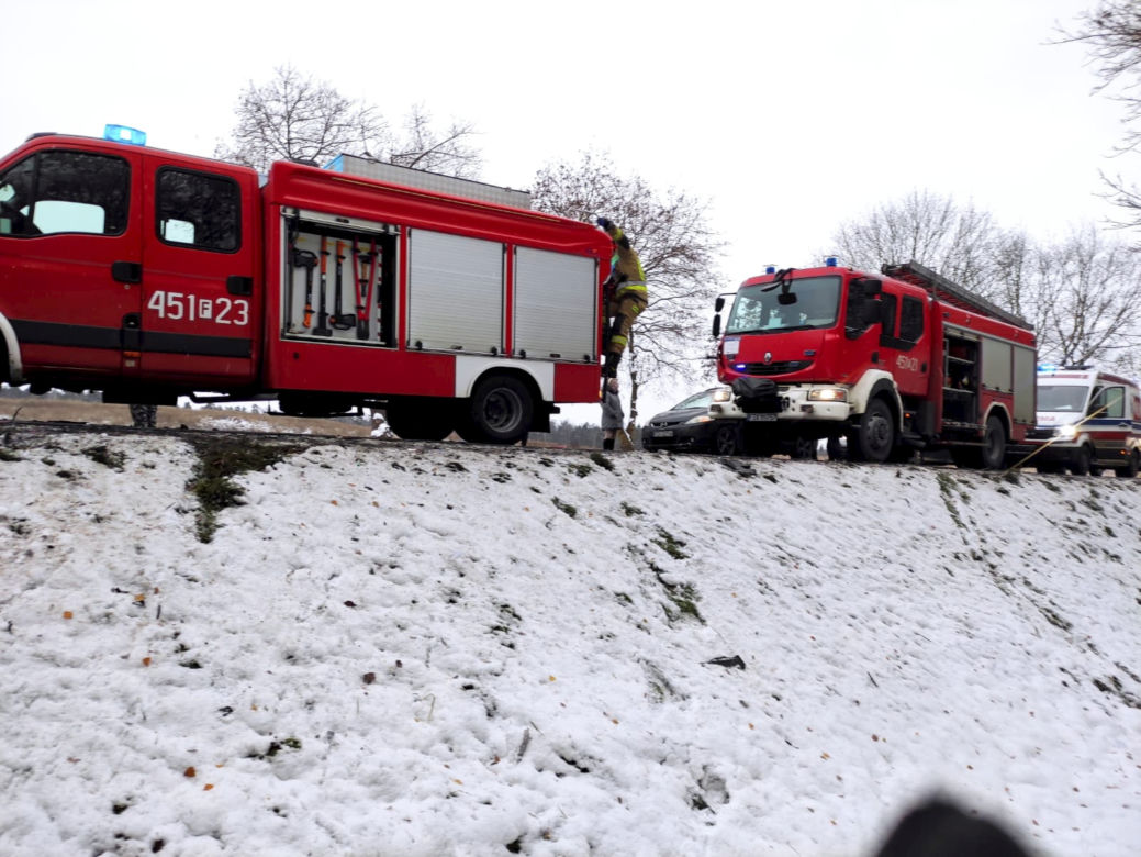 Makabryczny wypadek pod Żarami! Trzy osoby, w tym dziecko, zginęły w zderzeniu z tirem [ZDJĘCIA