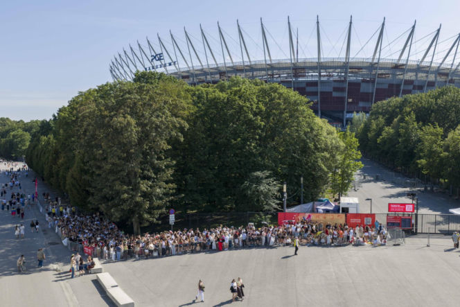 Tłumy w Warszawie! Czekają na koncert Bad Bunny'ego