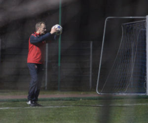 Donald Tusk gra w piłkę