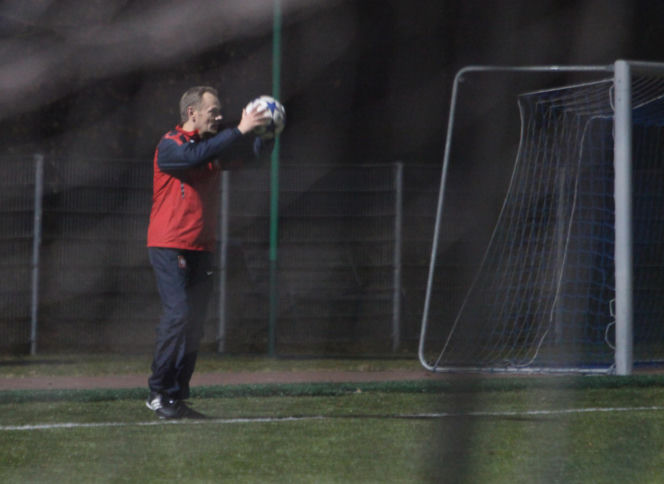 Donald Tusk gra w piłkę