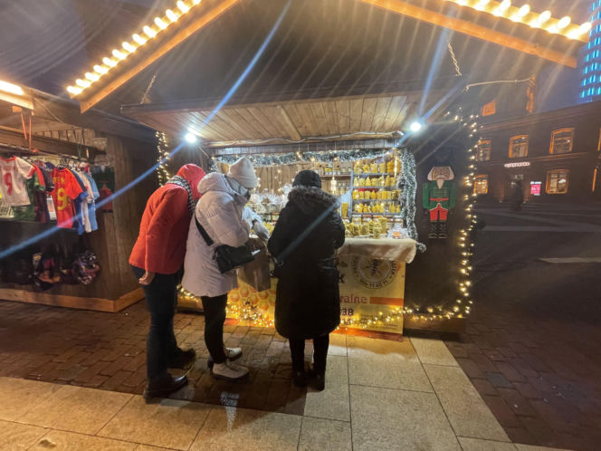 Pokémony, różowe gofry i zaskakujące różnice w cenach. Porównaliśmy łódzkie jarmarki