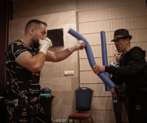 Waldemar Nawrocki i Adrian Domalewski pomagają Anielce