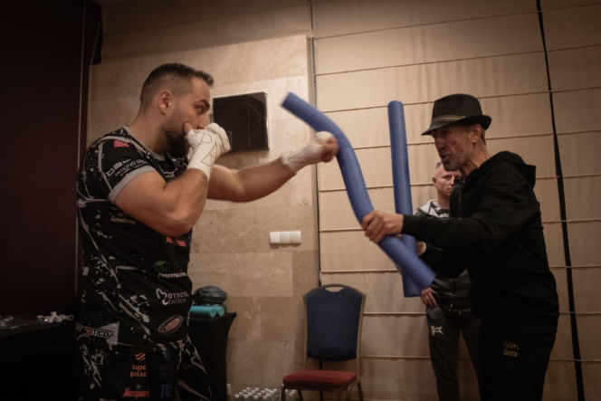 Waldemar Nawrocki i Adrian Domalewski pomagają Anielce