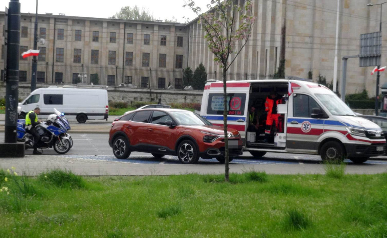 Warszawa. Ruszył z siekierą na policjantów przy Moście Poniatowskiego! Jest nagranie [WIDEO]
