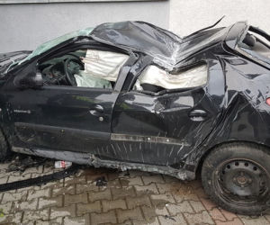 Małopolska: Rozpędzony samochód wjechał w budynek szkoły!