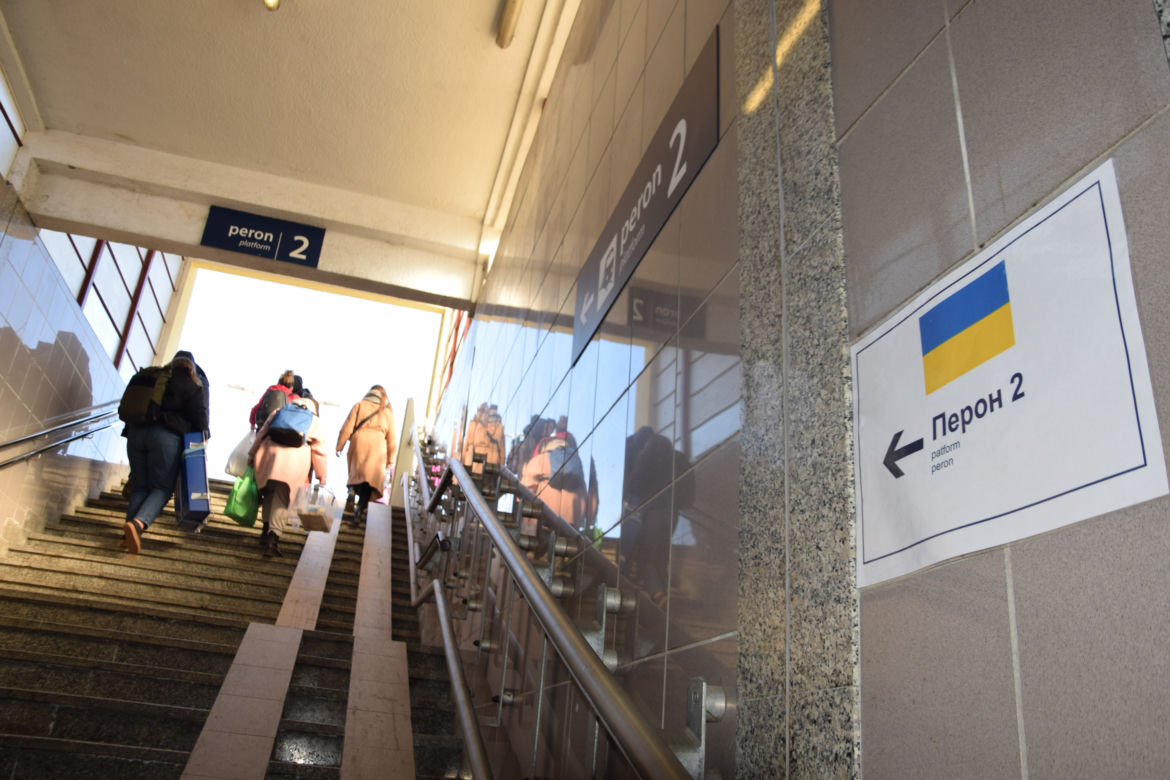 Wojna odbiera im dzieciństwo. Tłumy maluchów wyrwanych z dziecięcego świata na dworcu w Przemyślu [GALERIA]
