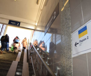 Wojna odbiera im dzieciństwo. Tłumy maluchów wyrwanych z dziecięcego świata na dworcu w Przemyślu [GALERIA]