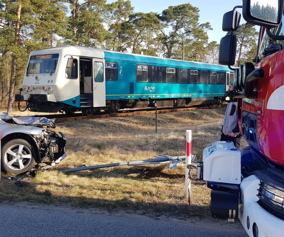 Wypadek na torach pod Bydgoszczą! Pociąg wbił się w osobówkę