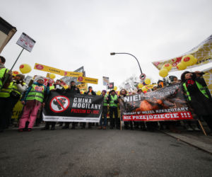 Protest ws. wariantów S7 przed siedzibą oddziału GDDKIA w Krakowie