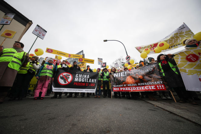 Protest ws. wariantów S7 przed siedzibą oddziału GDDKIA w Krakowie