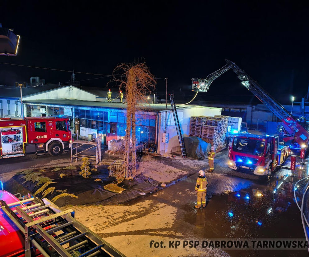Potężny pożar zakładu produkcyjnego w Gręboszowie. W akcji kilkudziesięciu strażaków