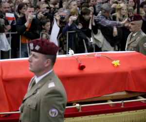 To już 10 lat od pogrzebu pary prezydenckiej Lecha i Marii Kaczyńskich. Ludzie żegnali ich kwiatami