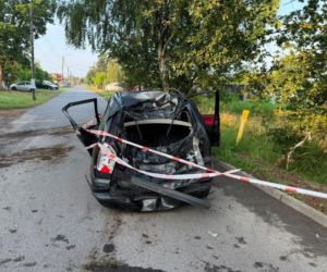 16-latek skasował Opla na drzewie. Auto zabrał matce