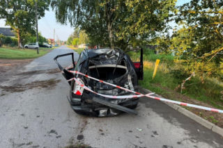 16-latek skasował Opla na drzewie. Auto zabrał matce
