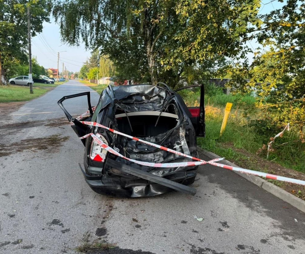 16-latek zabrał matce Opla i pojechał z kolegami na przejażdżkę. Uderzył w drzewo